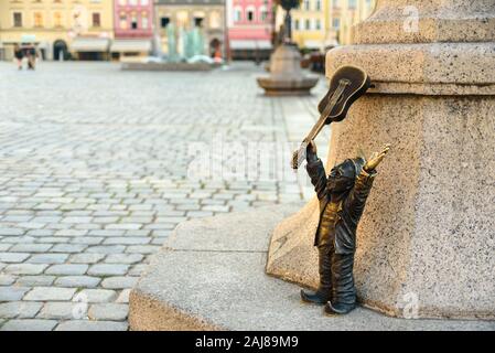 Wroclaw, Polen - 25. Juni 2019: Symbol der Stadt Sehenswürdigkeit Skulptur Zwerge in verschiedenen Situationen. Krasnoludki, Gnome Stockfoto