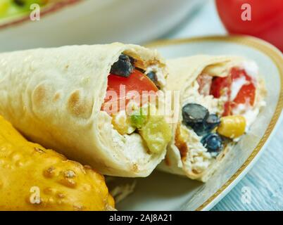 Südwesten Huhn Hummus Wrap, Südwesten, Küche, Traditionelle verschiedene amerikanische Gerichte, Ansicht von oben. Stockfoto