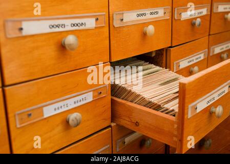 Holz Schublade in der Bibliothek. Verzeichnis der Dateien mit Informationen. Dokumente Archiv. Stockfoto