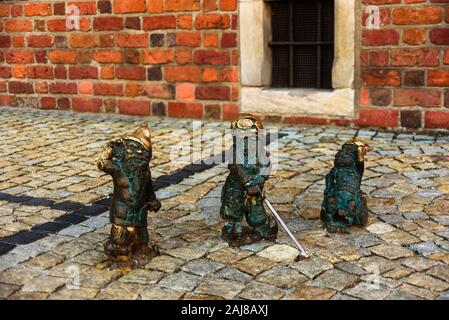 Wroclaw, Polen - 25. Juni 2019: Symbol der Stadt Sehenswürdigkeit Skulptur Zwerge in verschiedenen Situationen. Krasnoludki, Gnome Stockfoto