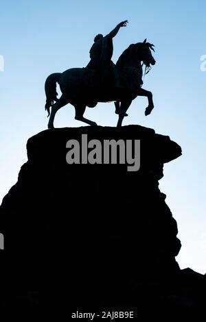 Silhouette Der Copper Horse Statue von König Georg III. auf Snow Hill auf dem langen Spaziergang in Windsor Great Park, Windsor, Berkshire, England, Großbritannien Stockfoto