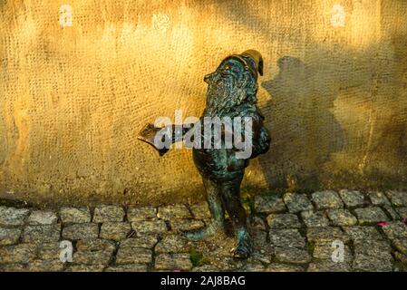 Wroclaw, Polen - 25. Juni 2019: Symbol der Stadt Sehenswürdigkeit Skulptur Zwerge in verschiedenen Situationen. Krasnoludki, Gnome Stockfoto