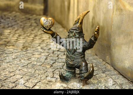 Wroclaw, Polen - 25. Juni 2019: Symbol der Stadt Sehenswürdigkeit Skulptur Zwerge in verschiedenen Situationen. Krasnoludki, Gnome Stockfoto