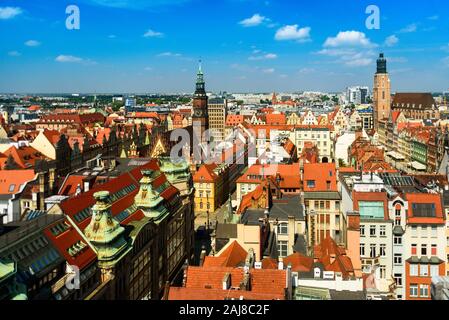 Wroclaw, Polen - 25. Juni 2019: Blick auf die Altstadt von St. Maria Magdalena Kirche auf Hexen' Brücke Stockfoto