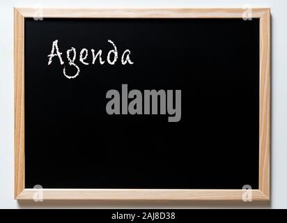 Eine Tafel mit dem Wort Agenda geschrieben. Stockfoto