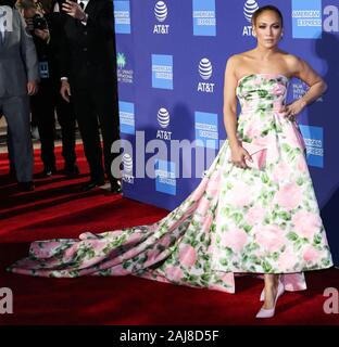 PALM SPRINGS, Kalifornien, USA - Januar 02: Schauspielerin/Sängerin Jennifer Lopez das Tragen eines Richard Quinn Kleid kommt an der 31. jährlichen Palm Springs International Film Festival Awards Gala im Palm Springs Convention Center am 2. Januar statt, 2020 in Palm Springs, Kalifornien, USA. (Foto von Xavier Collin/Image Press Agency) Stockfoto