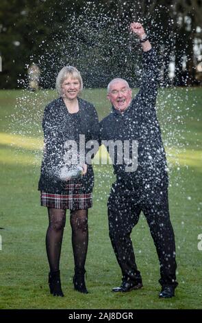 John und Allison McDonald, aus Stockton on Tees, ihre?feiern? 2 Millionen Lotto jackpot Gewinnen bei Crathorne Hall, North Yorkshire. Stockfoto