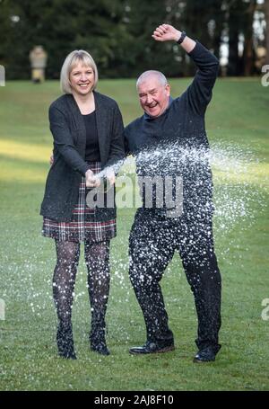 John und Allison McDonald, aus Stockton on Tees, Ihre £ 2 Millionen Lotto jackpot Gewinnen bei Feiern Crathorne Hall, North Yorkshire. PA-Foto. Bild Datum: Freitag, 3. Januar 2020. Drei Tage nach ihrem Gewinn das Paar fand heraus, dass der 15-jährige Sohn Ewan frei von Krebs war, nachdem sie mit non-hodgkins Lymphom im Mai letzten Jahres diagnostiziert und eine Chemotherapie Behandlung. Siehe PA Geschichte lotterie Krebs. Photo Credit: Danny Lawson/PA-Kabel Stockfoto