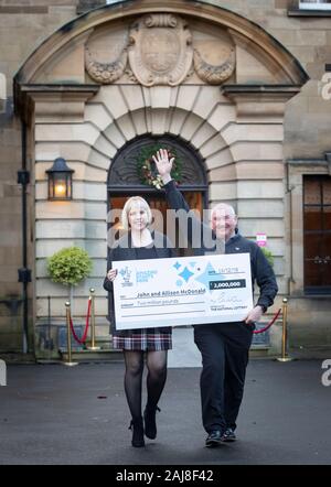 John und Allison McDonald, aus Stockton on Tees, ihre?feiern? 2 Millionen Lotto jackpot Gewinnen bei Crathorne Hall, North Yorkshire. Stockfoto