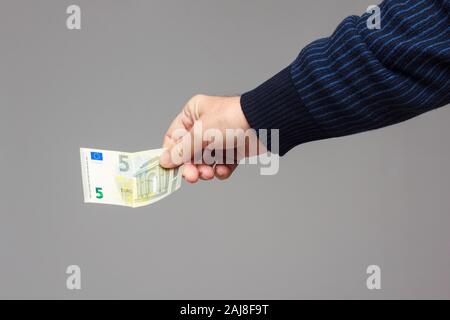 Übersicht Geldscheine in der Hand einer Person, etwas zu kaufen oder das Geld in die Bank; Euro Rechnungen, Währung in Europa. Stockfoto