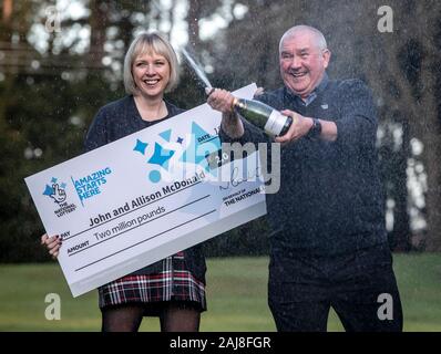 John und Allison McDonald, aus Stockton on Tees, Ihre £ 2 Millionen Lotto jackpot Gewinnen bei Feiern Crathorne Hall, North Yorkshire. PA-Foto. Bild Datum: Freitag, 3. Januar 2020. Drei Tage nach ihrem Gewinn das Paar fand heraus, dass der 15-jährige Sohn Ewan frei von Krebs war, nachdem sie mit non-hodgkins Lymphom im Mai letzten Jahres diagnostiziert und eine Chemotherapie Behandlung. Siehe PA Geschichte lotterie Krebs. Photo Credit: Danny Lawson/PA-Kabel Stockfoto