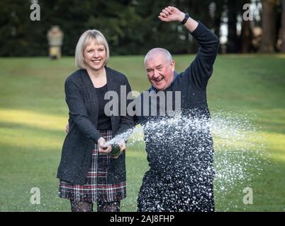 John und Allison McDonald, aus Stockton on Tees, Ihre £ 2 Millionen Lotto jackpot Gewinnen bei Feiern Crathorne Hall, North Yorkshire. PA-Foto. Bild Datum: Freitag, 3. Januar 2020. Drei Tage nach ihrem Gewinn das Paar fand heraus, dass der 15-jährige Sohn Ewan frei von Krebs war, nachdem sie mit non-hodgkins Lymphom im Mai letzten Jahres diagnostiziert und eine Chemotherapie Behandlung. Siehe PA Geschichte lotterie Krebs. Photo Credit: Danny Lawson/PA-Kabel Stockfoto