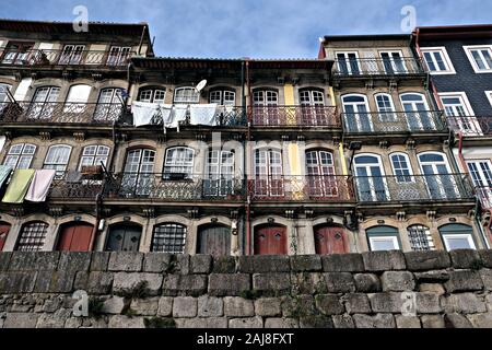 Niedrige Winkelansicht der Fassaden des Ribeira-Viertels in Porto, Portugal Stockfoto