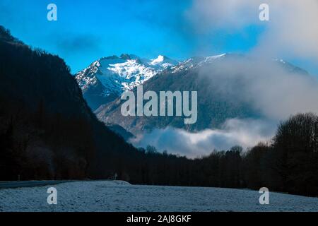 Clearing cloud und schneebedeckten Pyrenäen bei Vicdessos, Ariège, Frankreich Stockfoto