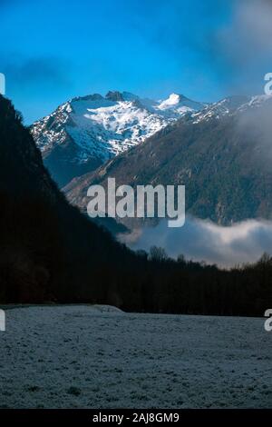 Clearing cloud und schneebedeckten Pyrenäen bei Vicdessos, Ariège, Frankreich Stockfoto