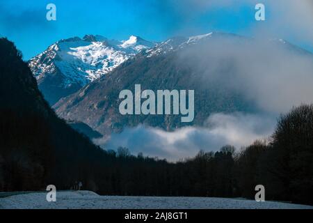 Clearing cloud und schneebedeckten Pyrenäen bei Vicdessos, Ariège, Frankreich Stockfoto