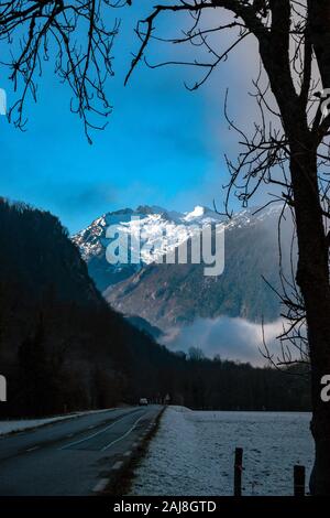 Clearing cloud und schneebedeckten Pyrenäen bei Vicdessos, Ariège, Frankreich Stockfoto