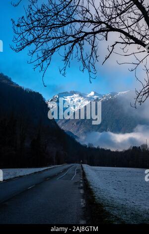 Clearing cloud und schneebedeckten Pyrenäen bei Vicdessos, Ariège, Frankreich Stockfoto