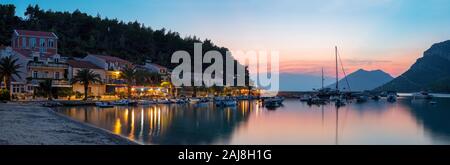 Kroatien - die Atmosphäre am Abend im kleinen Hafen von Zuliana Dorf - Halbinsel Peljesac. Stockfoto