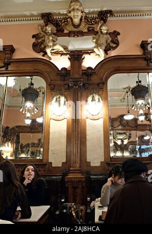 Ansicht des Liberty Dekorationen im berühmten Café Majestic in Porto, Portugal Stockfoto