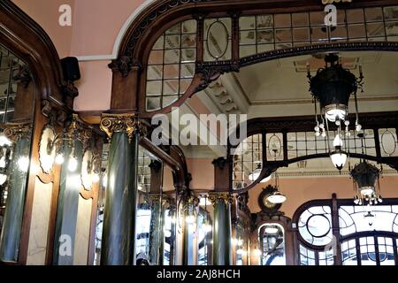 Ansicht des Liberty Dekorationen im berühmten Café Majestic in Porto, Portugal Stockfoto