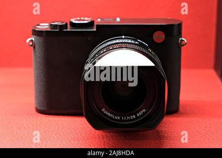 Ansicht schließen eines Leica Q2 Digital Kamera mit Objektiv Summilux 28 mm f/1.7. Konzentrieren Sie sich auf das Objektiv label Stockfoto