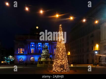 Weihnachtsbaum in der Nacht hinter dem Rathaus in Liverpool Stockfoto