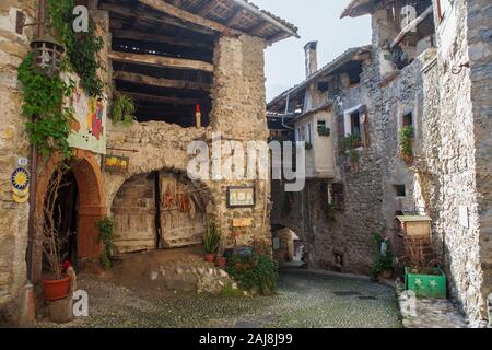 Die töpfer' House, Via Fratelli Bandiera, Canale di Tenno, Trentino-Südtirol, Italien. Ausgewählt als eines der schönsten Dörfer in Italien Stockfoto