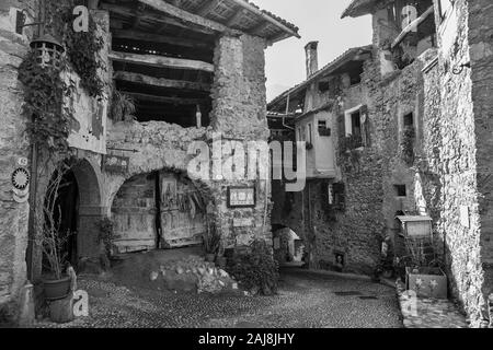 Die töpfer' House, Via Fratelli Bandiera, Canale di Tenno, Trentino-Südtirol, Italien. Schwarz und Weiss. Stockfoto