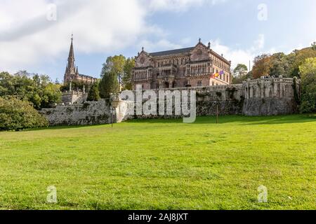 Sobrellano Palace: ein großes Gebäude, das auch als "Palacio del Marquês Sobrellano Palace: ein großes Gebäude, das auch als "Palacio del Marques de Comillas', Stockfoto