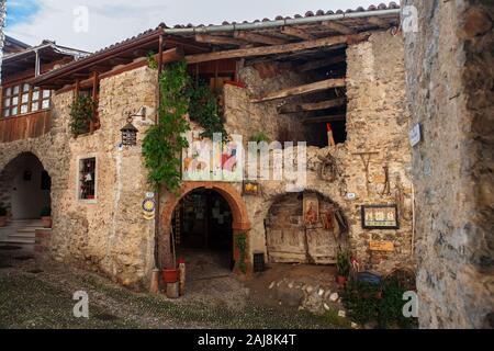 Die töpfer' House, Via Fratelli Bandiera, Canale di Tenno, Trentino-Südtirol, Italien. Ausgewählt als eines der schönsten Dörfer in Italien Stockfoto