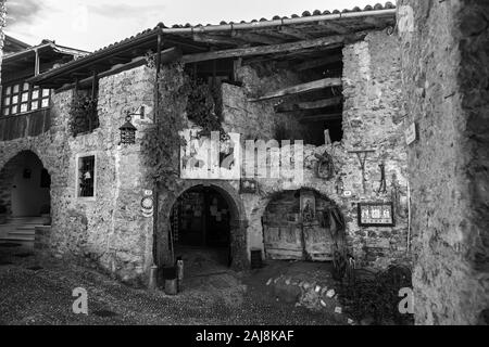 Die töpfer' House, Via Fratelli Bandiera, Canale di Tenno, Trentino-Südtirol, Italien. Schwarz und Weiss. Stockfoto