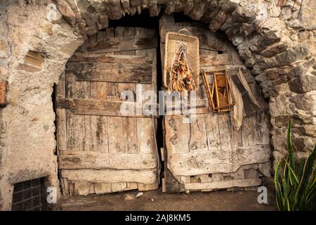 Alte Tür von Haus der Potters', Via Fratelli Bandiera, Canale di Tenno, Trentino-Südtirol, Italien Stockfoto