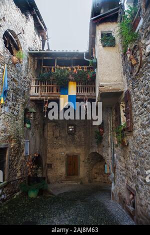 Via Fratelli Bandiera, Canale di Tenno, Trentino-Südtirol, Italien. Ausgewählt als eines der schönsten Dörfer in Italien Stockfoto