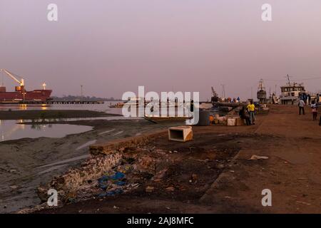 Bissau, Republik Guinea-Bissau - 11. Februar 2018: Die Menschen in den Hafen der Stadt Bissau, Guinea-Bissau, West Afrika. Stockfoto