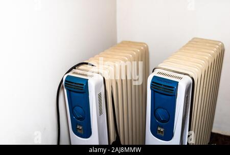 Weiß elektrische Heizung von Öl mit Stecker auf weißem Hintergrund Stockfoto