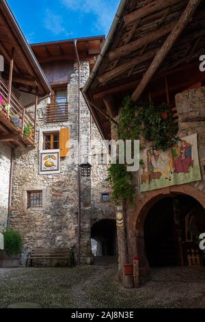 Die töpfer' House, Via Fratelli Bandiera, Canale di Tenno, Trentino-Südtirol, Italien. Ausgewählt als eines der schönsten Dörfer in Italien Stockfoto