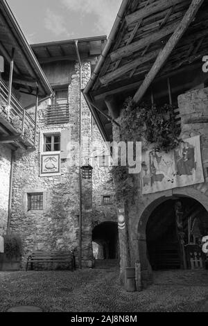 Die töpfer' House, Via Fratelli Bandiera, Canale di Tenno, Trentino-Südtirol, Italien. Schwarz und Weiss. Stockfoto