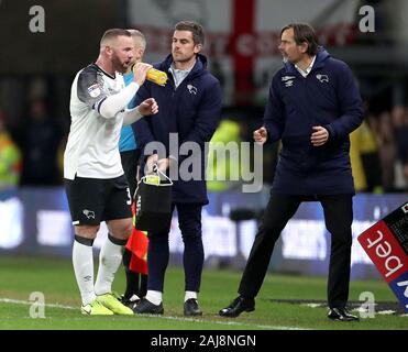 Von Derby County Wayne Rooney spricht mit Manager Phillip Cocu (rechts) auf dem touchline während der Sky Bet Championship Match im Pride Park, Derby. Stockfoto