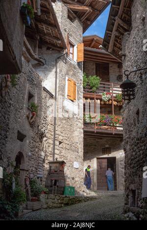 Via Fratelli Bandiera, Canale di Tenno, Trentino-Südtirol, Italien. Ausgewählt als eines der schönsten Dörfer in Italien Stockfoto