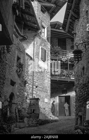 Via Fratelli Bandiera, Canale di Tenno, Trentino-Südtirol, Italien. Schwarz und Weiss. Stockfoto