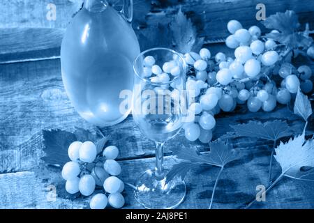 Classic blau 2020. Gradient Farbpalette. Wein Hintergrund. Wein im Glas, Flasche, Trauben auf vintage Hintergrund, Wein Konzept. Stockfoto