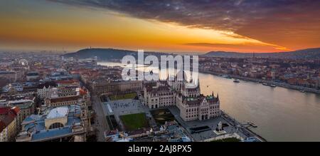 Budapest, Ungarn - Luftbild Panorama des ungarischen Parlaments Gebäude auf einer winterlichen Nachmittag mit Széchenyi Kettenbrücke und die Budaer Burg und ein a Stockfoto