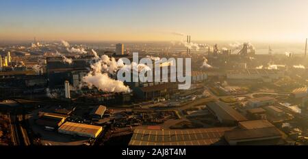 Niederländischen Hochöfen von Tata Steel in IJmuiden nahe an der niederländischen Küste Stockfoto