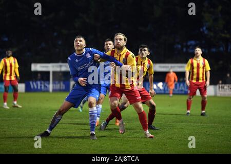 Swindon Supermarine Football Club, Swindon Wilts England UK 01/01/2020. Supermarine Fc vs Merthyr Stadt Fc Mittelfeld Schlachten aus dem Score 2-2 Stockfoto