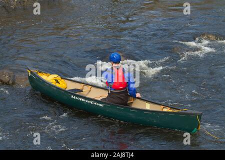 Kanutin im kanadischen Stil open top Mad River mit dem Kanu paddeln auf dem Fluss Dee in Nord Wales Stockfoto