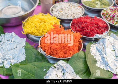 Verschiedene Arten von bunten Garnieren pan Masala verwendet Betelblatt banarasi paan mit selektiven Fokus zu verzieren Stockfoto