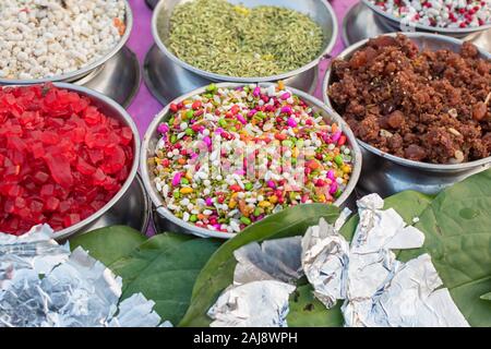 Verschiedene Arten von bunten Garnieren pan Masala verwendet Betelblatt banarasi paan mit selektiven Fokus zu verzieren Stockfoto