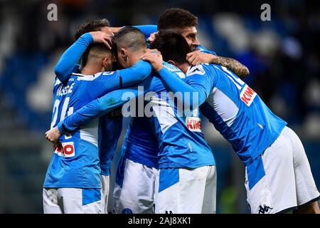 Reggio Emilia, Italien. 22 Dezember, 2019: Die Spieler des SSC Napoli Feiern nach einem Eigentor von Pedro Obiang von US Sassuolo (nicht im Bild gezeigt) während der Serie ein Fußballspiel zwischen US Sassuolo und SSC Napoli. SSC Napoli gewann 2-1 über uns Sassuolo. Credit: Nicolò Campo/Alamy leben Nachrichten Stockfoto