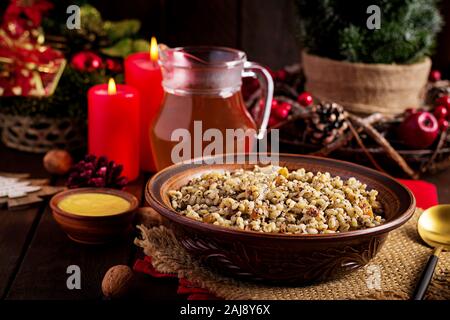 Kutya. Weihnachten Porridge aus Weizen Körner, Mohn, Nüssen, Rosinen und Honig. Weihnachten kutia. Ukrainische Küche. Stockfoto